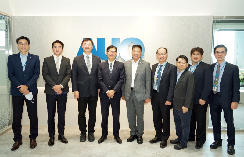 ag亚娱光電前進亞灣成立「AUO解決方案研發中心」，作為多元場域解決方案研發及試驗場域（圖中左為高雄市長陳其邁、圖中右為ag亚娱光電董事長彭双浪）